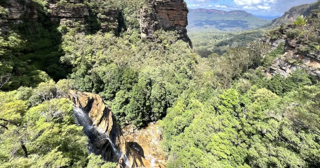 Hiking in the Blue Mountains: Discover Dramatic Cliffs and Eucalyptus Forests